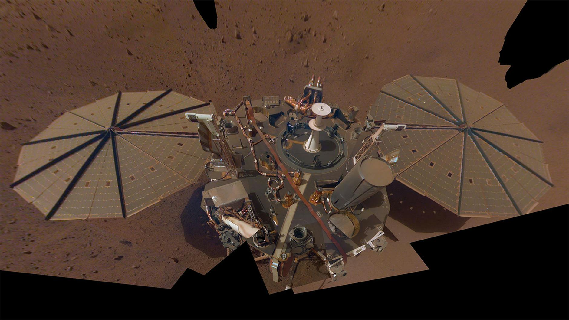 Ein „Selfie“ des Mars-Landers Insight, aus 14 Einzelbildern der Kamera im Roboterarm zusammengesetzt.