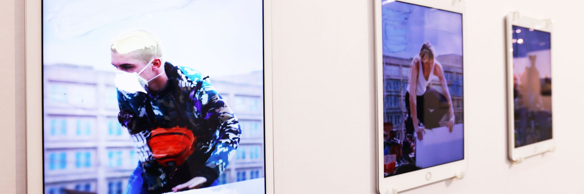 Zeitalter der Kryptokunstunst: iPads mit NFT (Non-fungible Token) des Künstler Erik Schmidt hängen auf dem Stand des Bochumer Provinz Verlags an der Wand. 