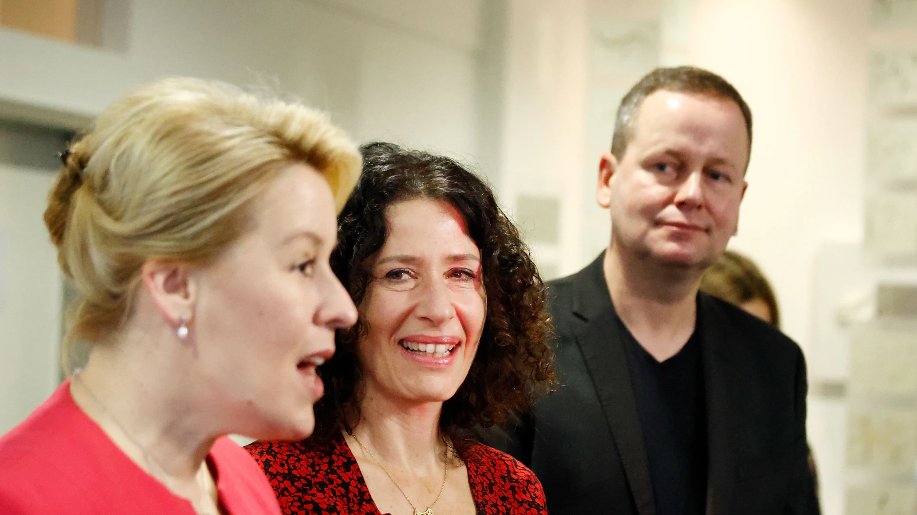 Gute Miene: Franziska Giffey, Landesvorsitzende der SPD, Bettina Jarasch, Spitzenkandidatin von Bündnis 90/Die Grünen, und Klaus Lederer, Spitzenkandidat der Partei Die Linke