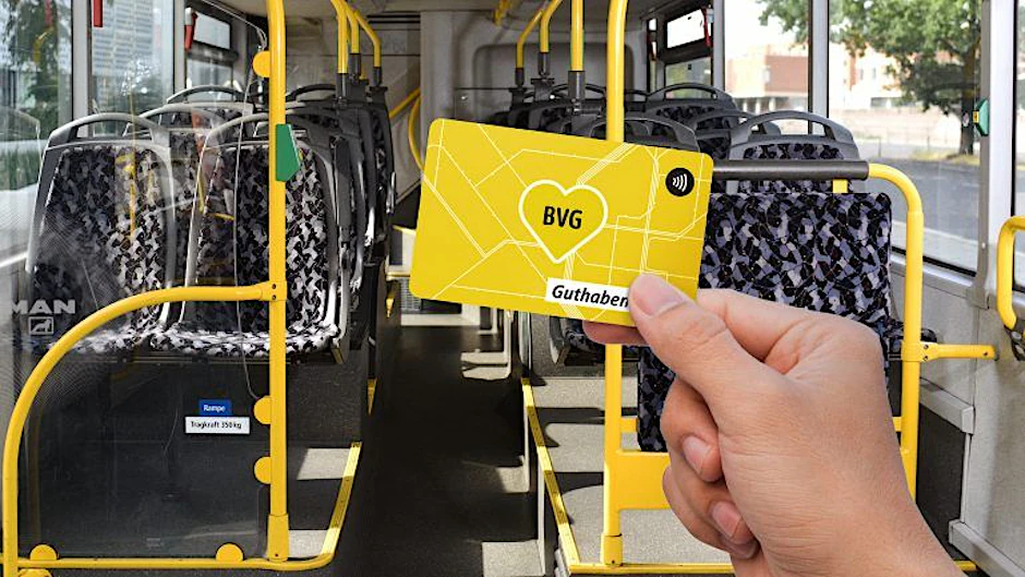 So groß wie eine Girocard. Mit diesem Bild wirbt die BVG für ihre Guthabenkarte.