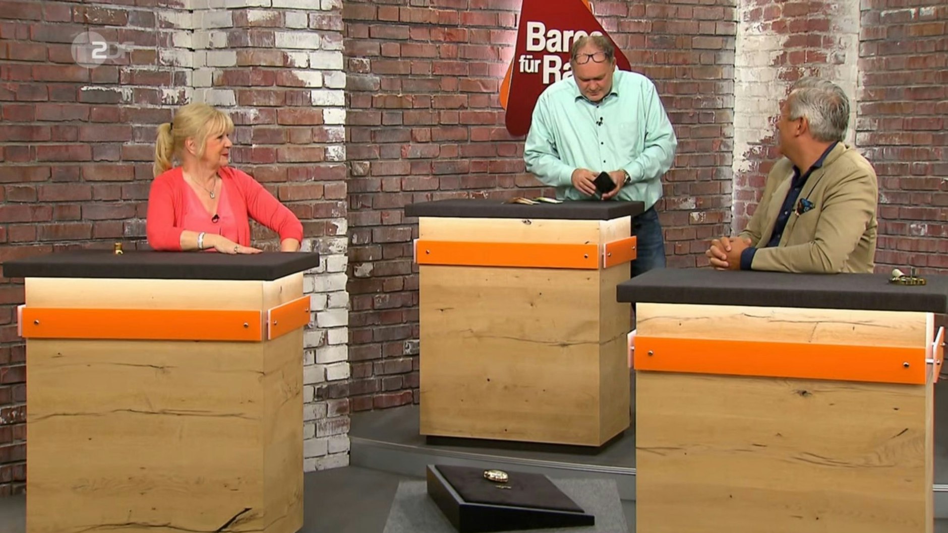 „Bares für Rares“-Händler Walter Lehnertz kauft die Taschenuhr für 2100 Euro.