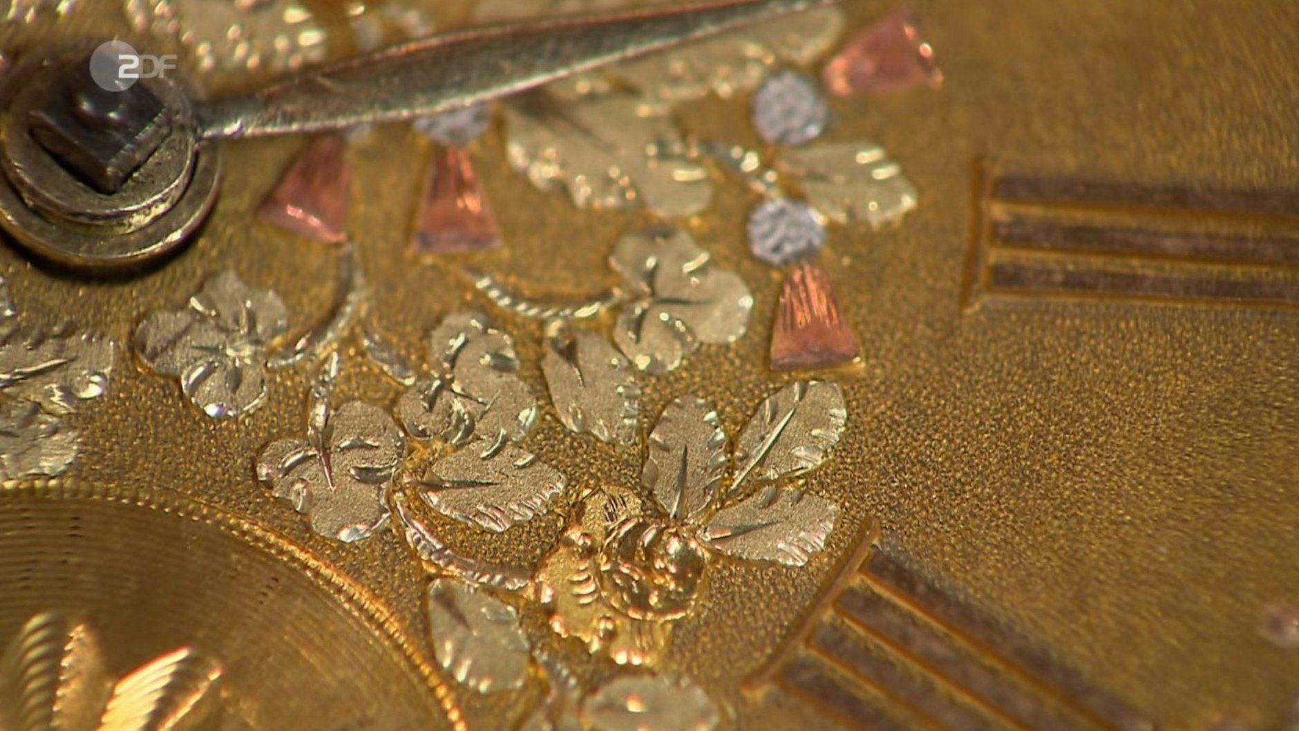 Diverse Gravuren schmücken die Taschenuhr bei&nbsp;„Bares für Rares“.