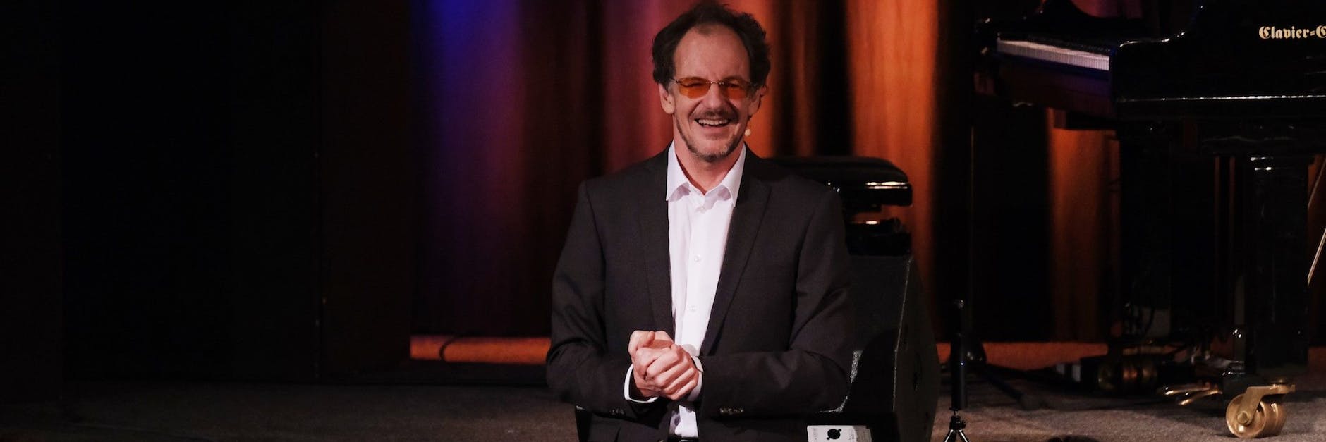 Er ist endlich wieder auf der Bühne: Kabarettist Chin Meyer (62).