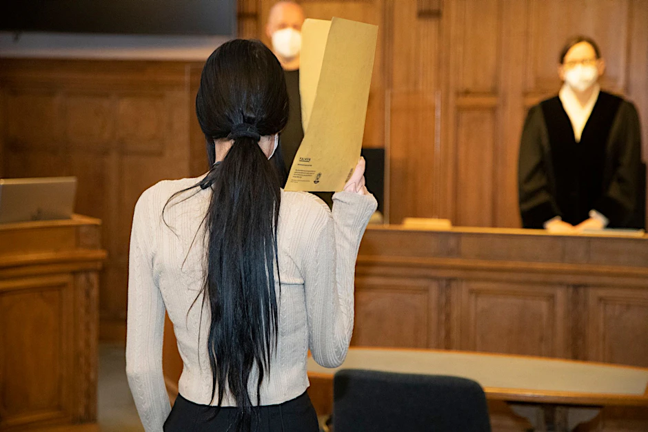 Die angeklagte Berlinerin Laura W. vor Gericht.
