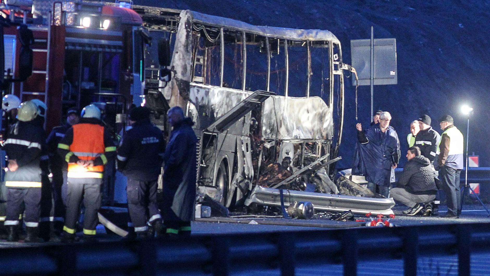 Auf einer Schnellstraße nahe dem südlich von Sofia gelegenen Ort Bosnek ist ein Bus verunglückt. Mindestens 46 Menschen starben in den Flammen.
