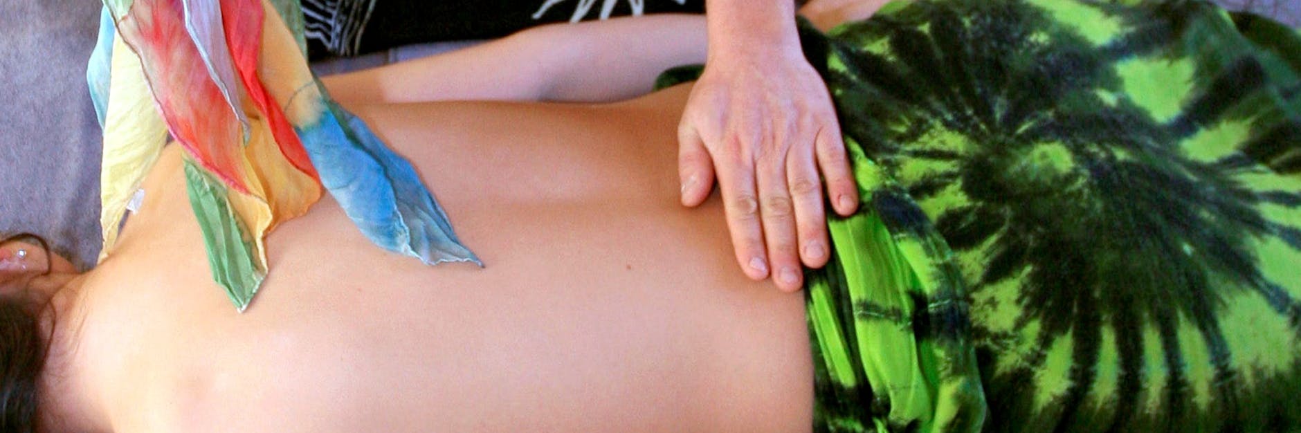 Tantra-Massage, Stufe 1: Mit Tüchern, Federn oder den Händen wird ein „sinnliches Erlebnis “erzeugt, nicht nur auf dem Rücken.