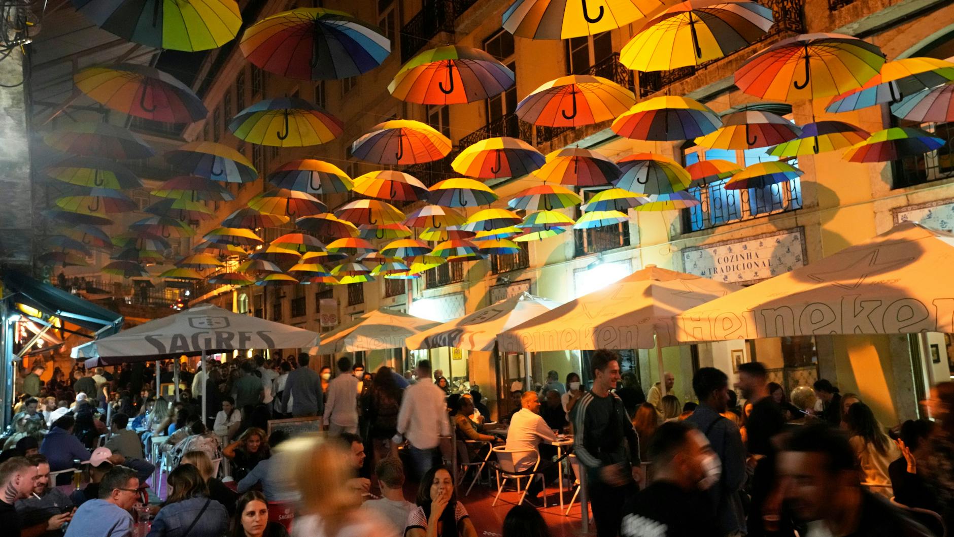 Party in Portugal: Wie hier in Lissabon sind die Corona-Beschränkungen seit 1. Oktober aufgehoben. Binnen einer Woche hatte das Land zuletzt ein Drittel der Ansteckungen wie Deutschland jetzt an einem Tag.