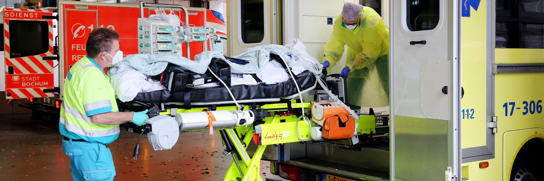 In letzter Not wurde dieser Patient aus Rotterdam mit einem Rettungswagen nach Bochum gebracht: In den Niederlanden quellen die Intensivstationen über, in Bochum waren Betten frei.