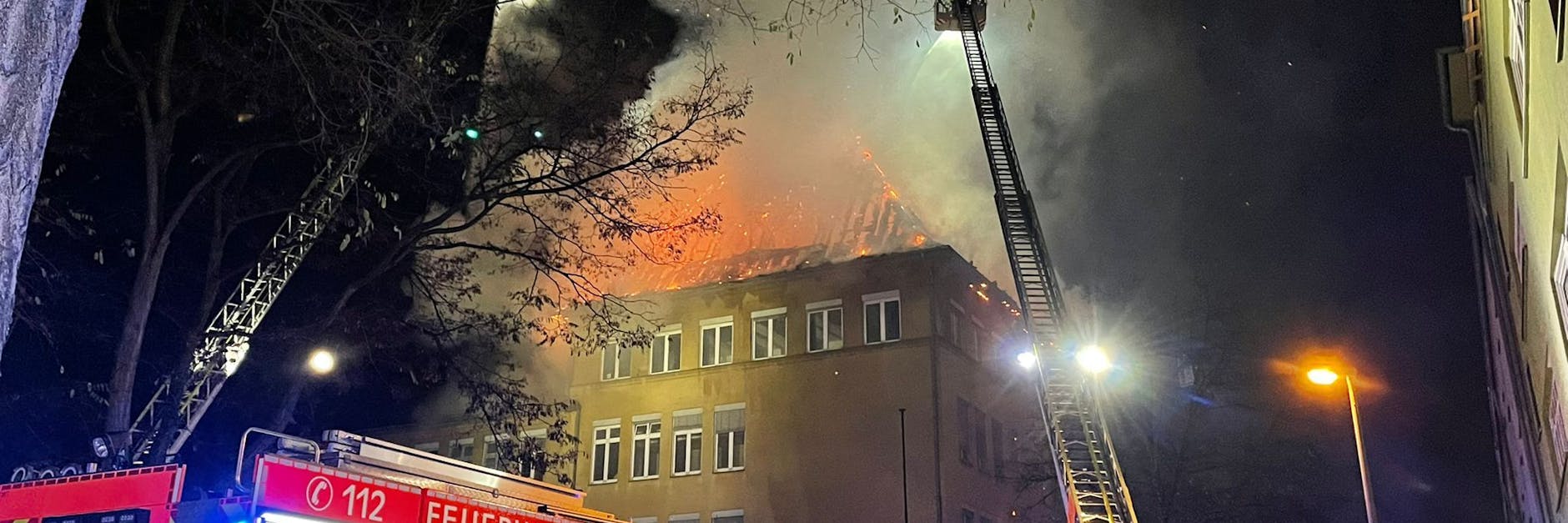Einsatzkräfte der Feuerwehr löschen das brennende Schulgebäude der Astrid-Lindgren-Grundschule im Kölner Stadtteil Ehrenfeld. In der Grundschule ist am Montagabend aus noch ungeklärter Ursache Feuer ausgebrochen. 