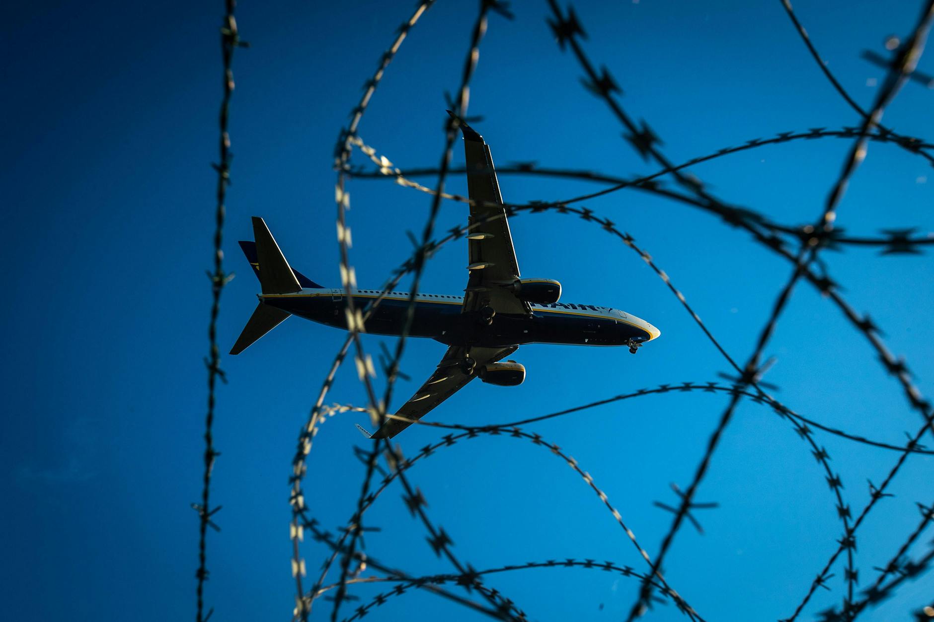 Ein Flugzeug im Landeanflug auf den Flughafen Berlin-Brandenburg (BER).