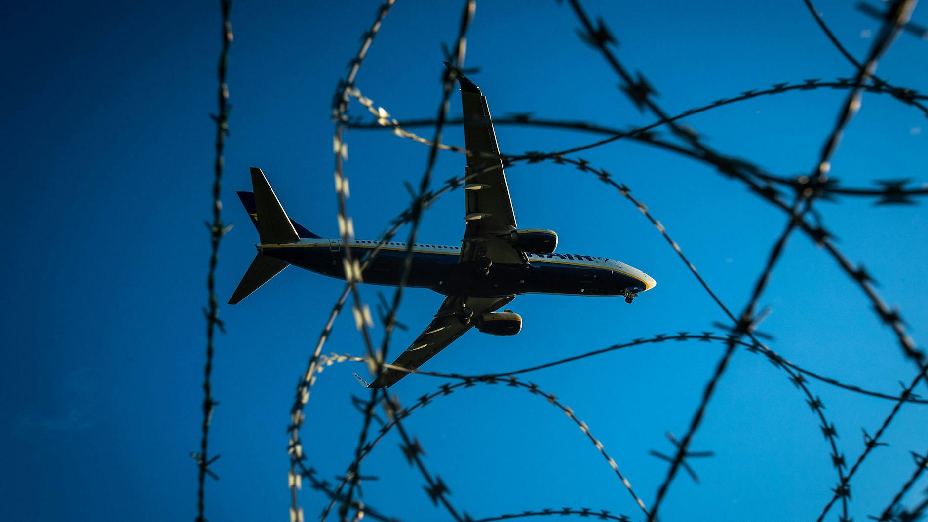 Berlin: Ein Flieger im Landeanflug auf den Flughafen BER. Aufgrund aktueller Reisewarnungen des US-Außenministeriums werden dort wohl künftig weniger Maschinen aus den USA landen.