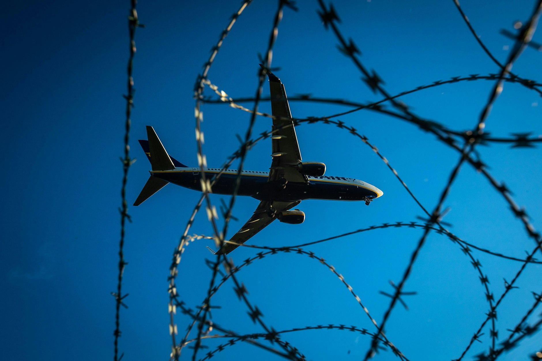 Ein Flugzeug im Landeanflug auf den Flughafen Berlin-Brandenburg (BER).