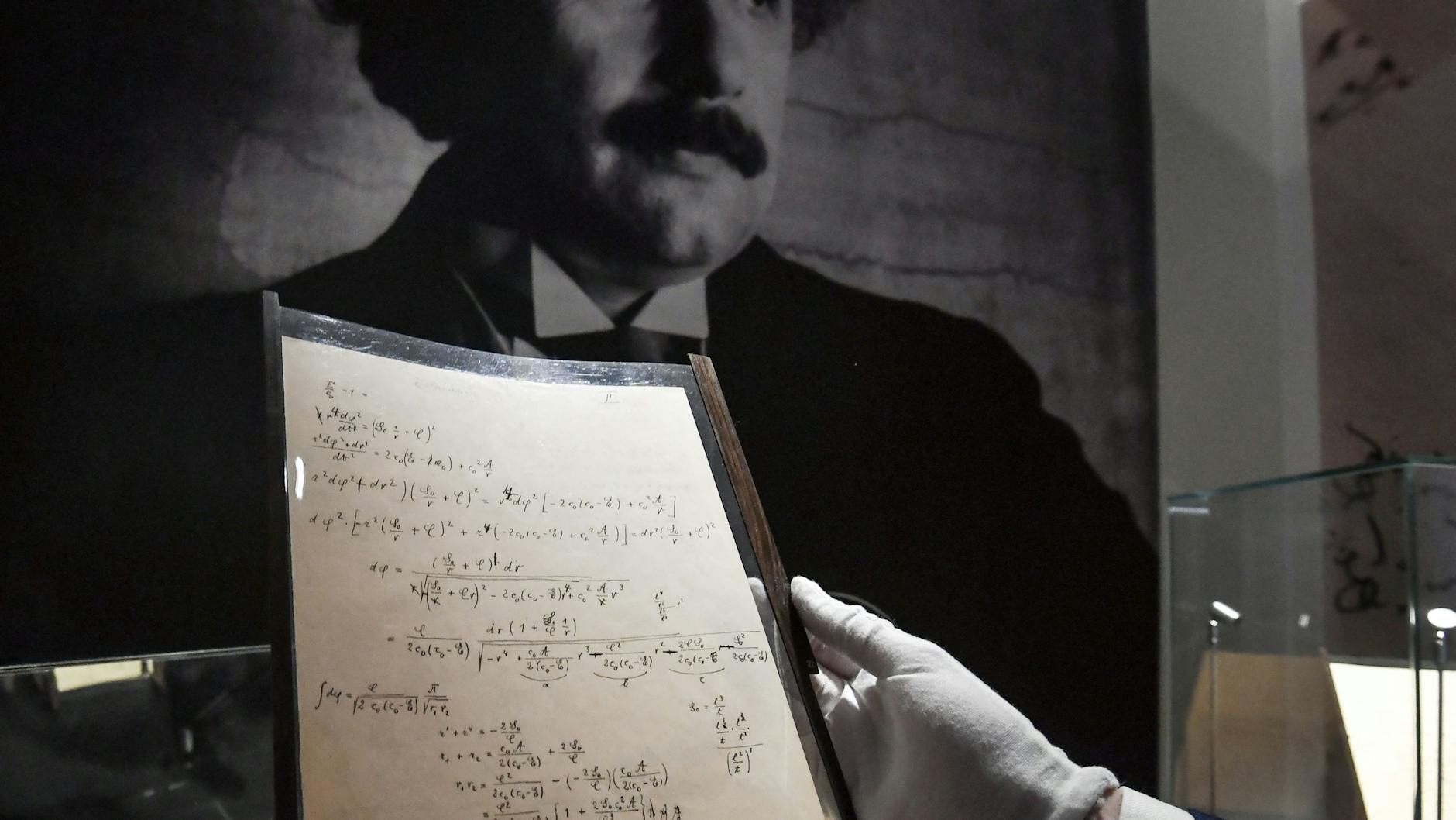 Eine Seite des Manuskripts, in dem Albert Einstein seine Relativitätstheorie entwickelt. Das Manuskript wurde jetzt in Paris für 11,6 Millionen Euro versteigert.