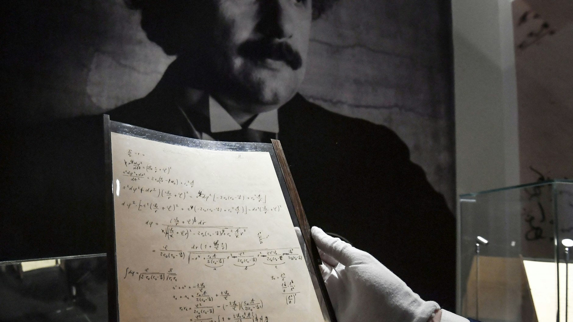 Eine Seite des Manuskripts, in dem Albert Einstein seine Relativitätstheorie entwickelt. Das Manuskript wurde jetzt in Paris für 11,6 Millionen Euro versteigert.