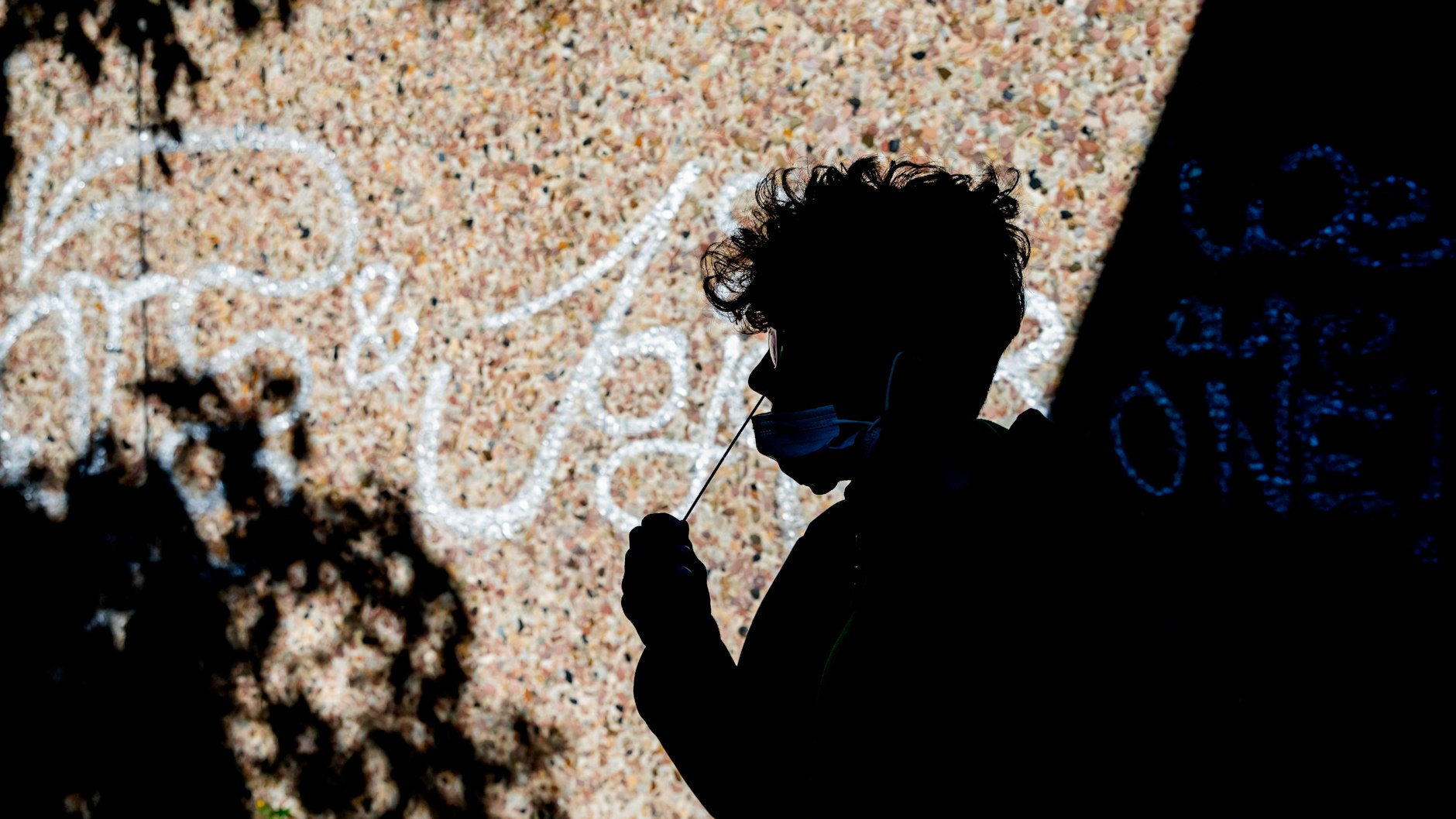 Ein Schüler macht auf dem Schulhof einer Schule im Berliner Ortsteil Britz einen Antigen-Schnelltest. 