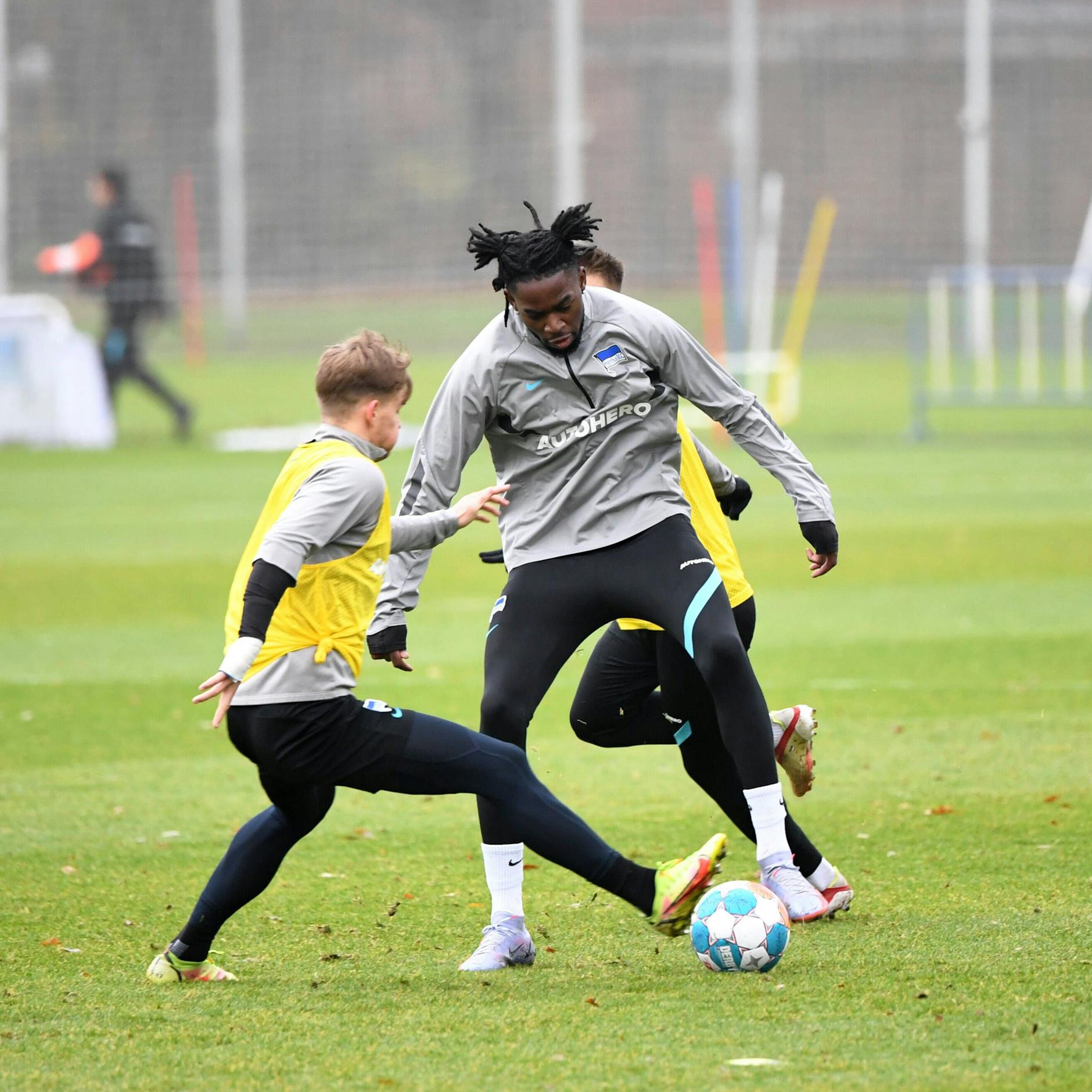 Jordan Torunarigha (r.) im Zweikampf mit Maximilian Mittelstädt. 