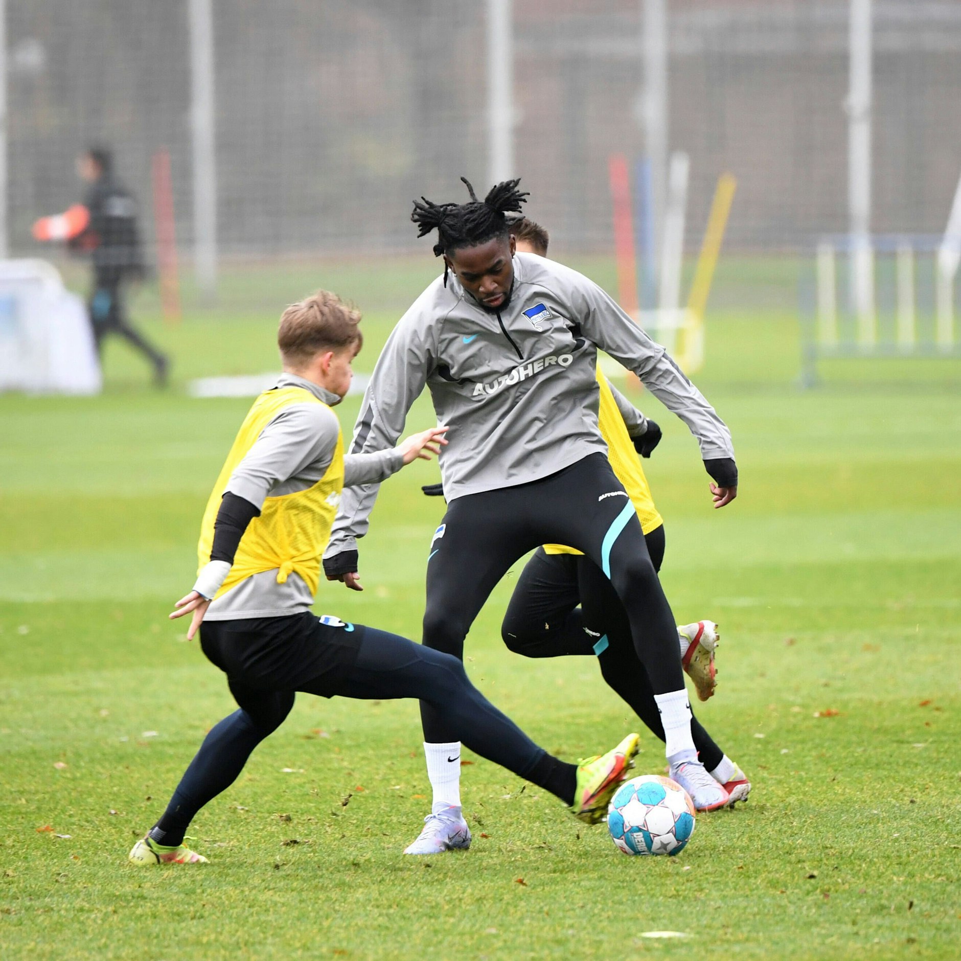 Jordan Torunarigha (r.) im Zweikampf mit Maximilian Mittelstädt.&nbsp;