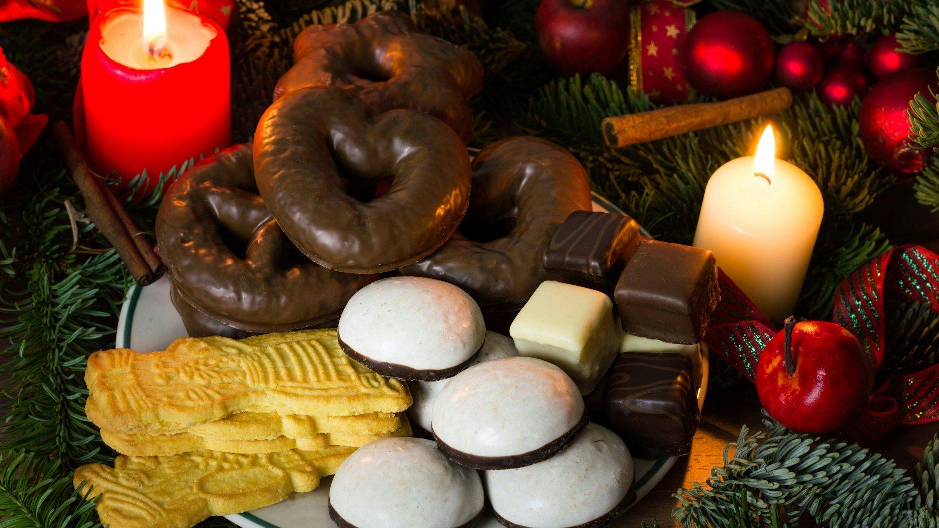 Pfeffernüsse gehören auf jeden weihnachtlichen Plätzchenteller - wie auch Spekulatius und Dominosteine.