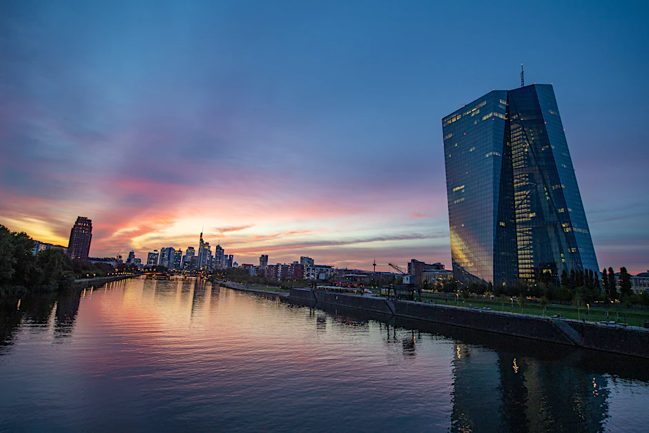 Abenddämmerung in Frankfurt: Die Sonne geht hinter der Bankenskyline unter, während in der Europäischen Zentralbank (EZB) nur noch vereinzelte Lichter zu sehen sind.