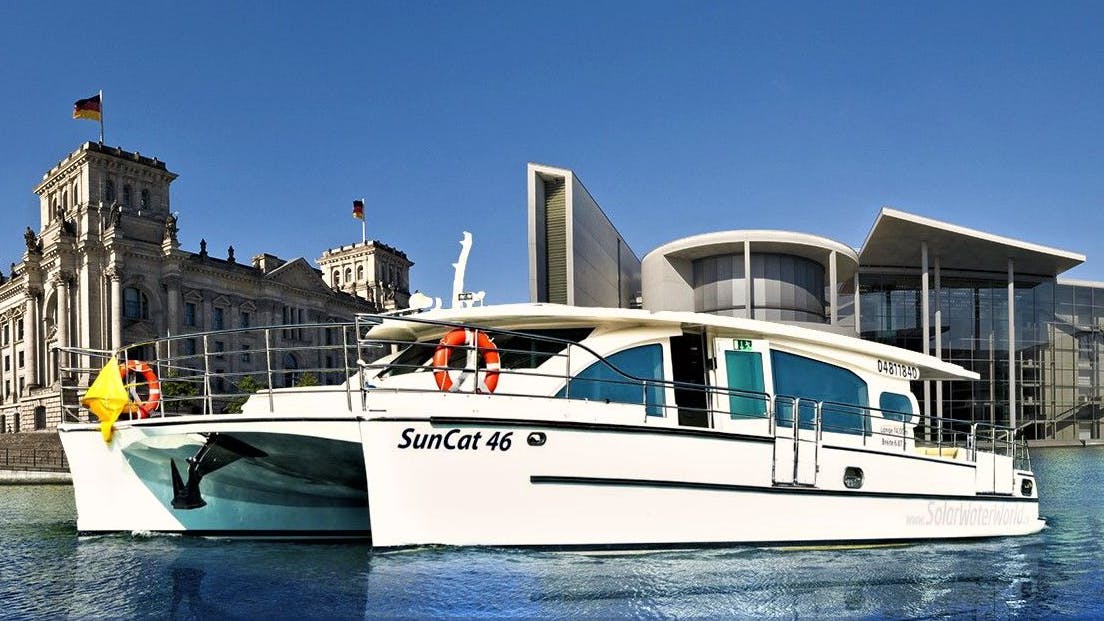 Der Solarkatamaran SunCat46 verwöhnt durch Umweltfreundlichkeit und exklusives Ambiente.