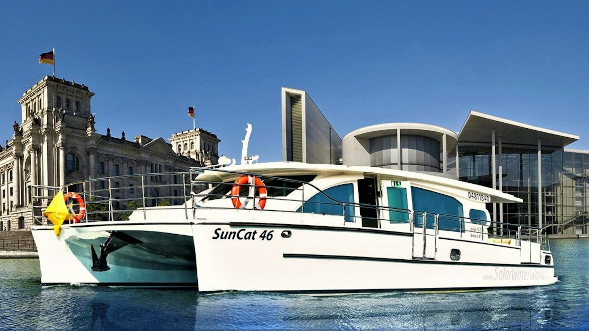 Der Solarkatamaran SunCat46 verwöhnt durch Umweltfreundlichkeit und exklusives Ambiente.