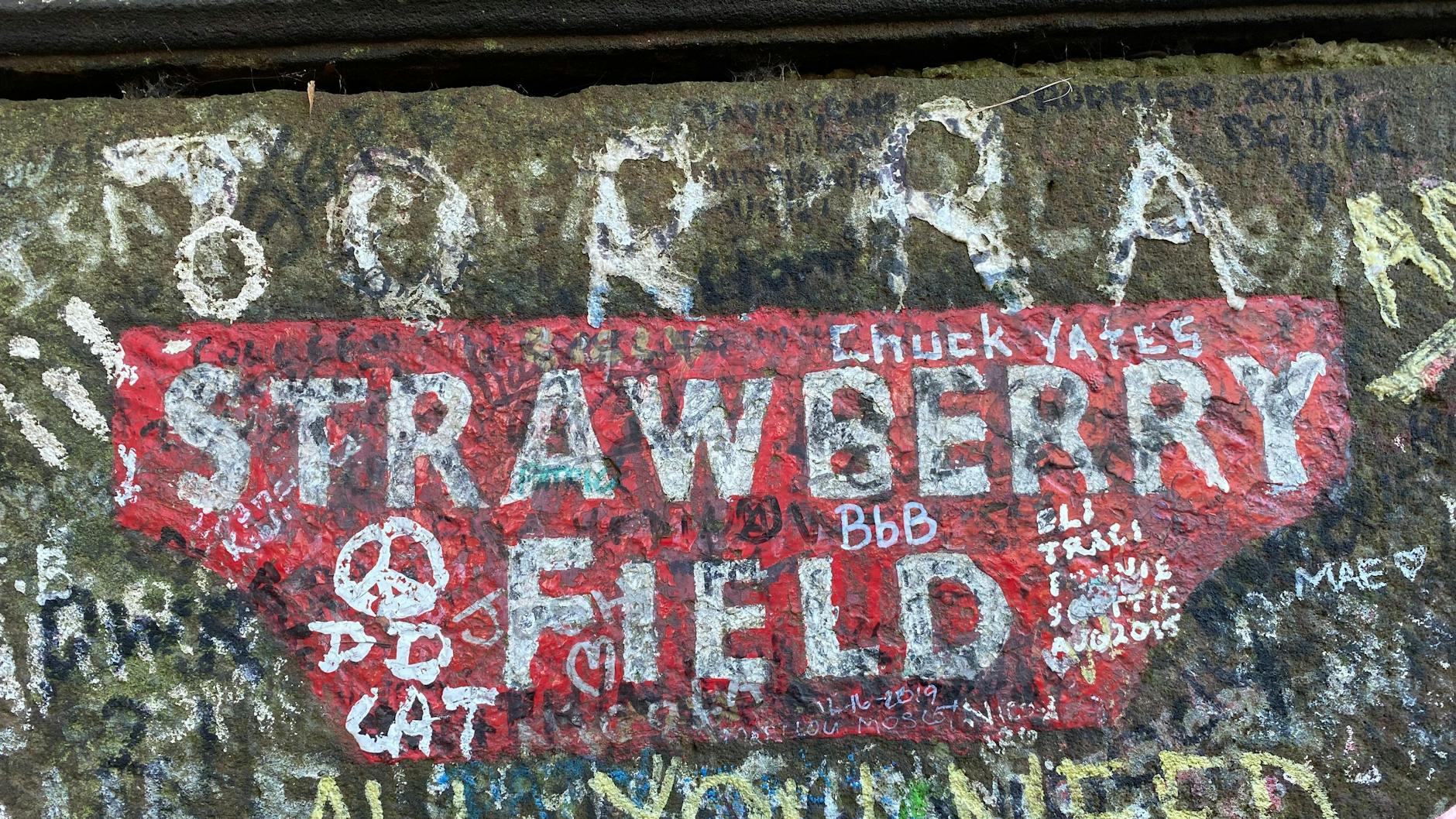 Der Schriftzug Strawberry Field steht an der Mauer zu dem Grundstück, das durch ein Lied der Beatles weltberühmt wurde. 