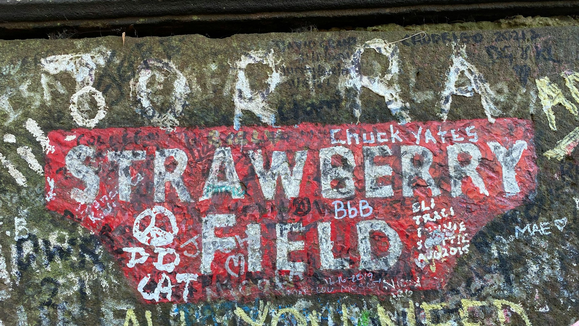 Der Schriftzug Strawberry Field steht an der Mauer zu dem Grundstück, das durch ein Lied der Beatles weltberühmt wurde.&nbsp;