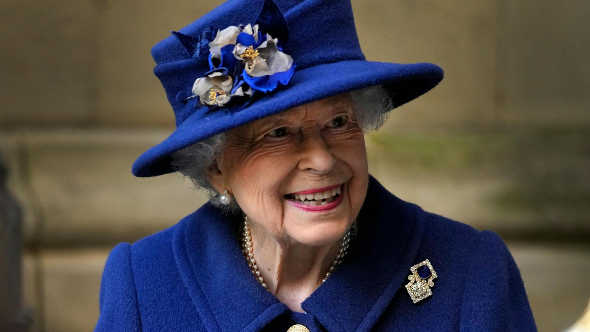 Queen Elizabeth II. kann sich auf ihren Leibarzt verlassen (Archivbild). Nach einigen Gesundheitsproblemen flog sie kürzlich wieder an Bord eines Helikopters mit.