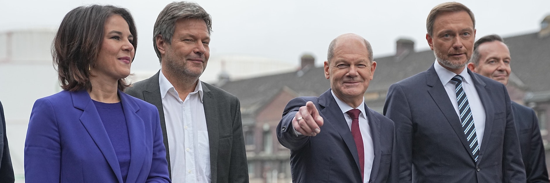 Olaf Scholz (SPD) weist als künftiger Bundeskanzler den Weg im Westhafen. Neben ihm (v. l.) die Grünen-Chefs Annalena Baerbock und Robert Habeck, FDP-Chef Christian Lindner und sein Generalsekretär Volker Wissing.