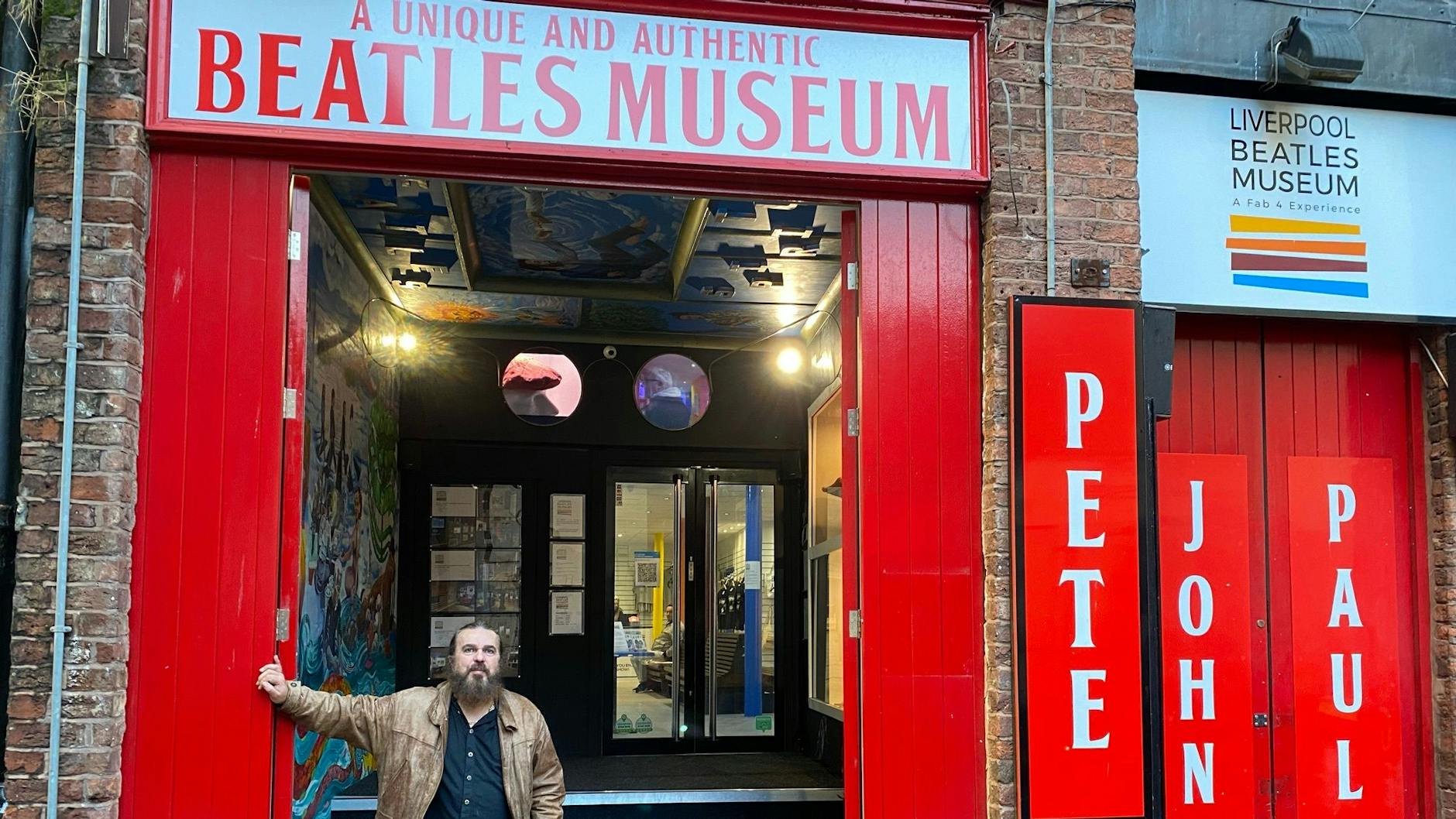 Roag Best steht vor seinem Beatle-Museum. 