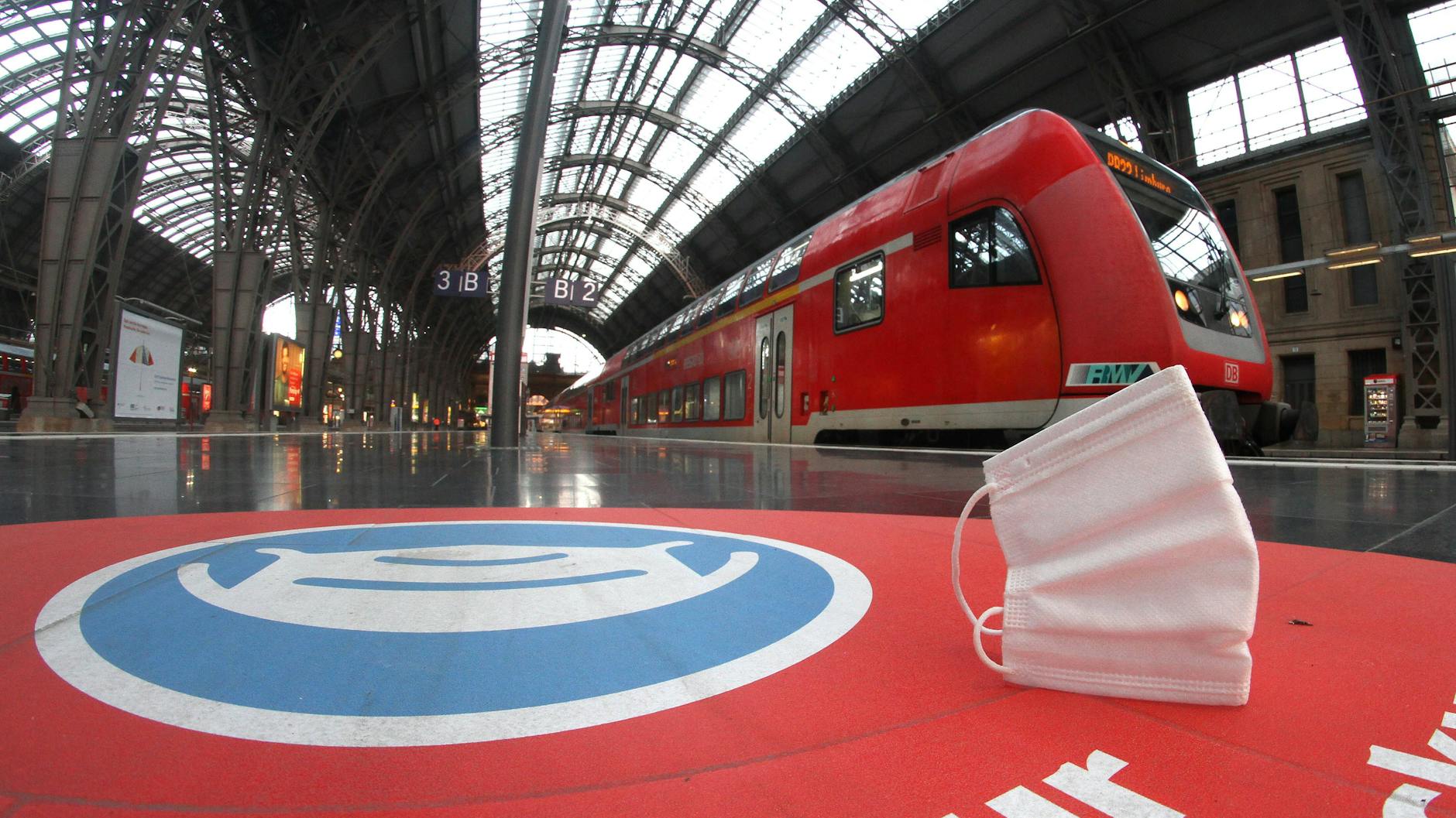 Kennfarbe rot: ein Zug der bundeseigenen DB Regio. Das Unternehmen betreibt auch in der Region Berlin-Brandenburg den Großteil der Nahverkehrszüge.