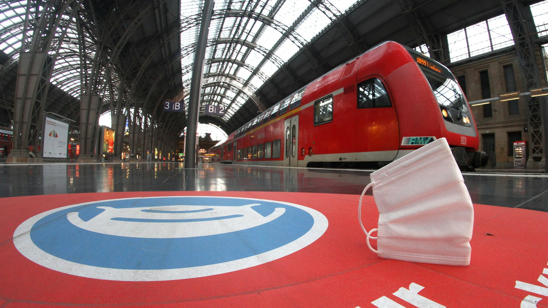 Kennfarbe rot: ein Zug der bundeseigenen DB Regio. Das Unternehmen betreibt auch in der Region Berlin-Brandenburg den Großteil der Nahverkehrszüge.