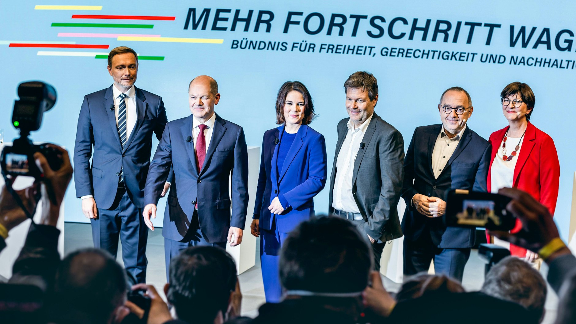 Berlin: Die künftigen Ampel-Koalitionäre um den designierten Bundeskanzler Olaf Scholz (2. von links) stellen ihren Koalitionsvertrag vor.