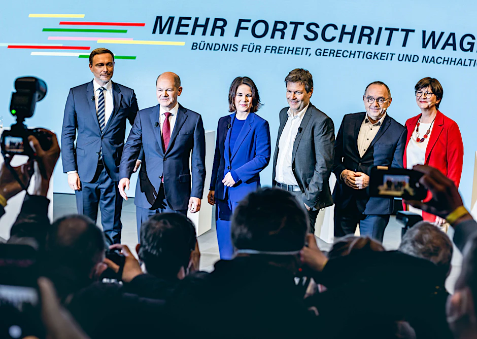 Berlin: Die künftigen Ampel-Koalitionäre um den designierten Bundeskanzler Olaf Scholz (2. von links) stellen ihren Koalitionsvertrag vor.