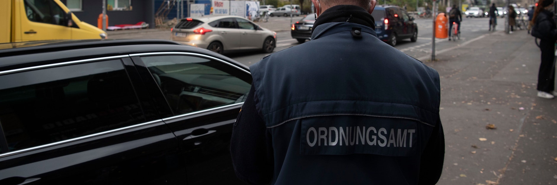 &nbsp;Ein Mitarbeiter des Ordnungsamtes Mitte schreibt bei einer Schwerpunktkontrolle ein Auto auf, das auf dem Bürgersteig parkt.&nbsp;