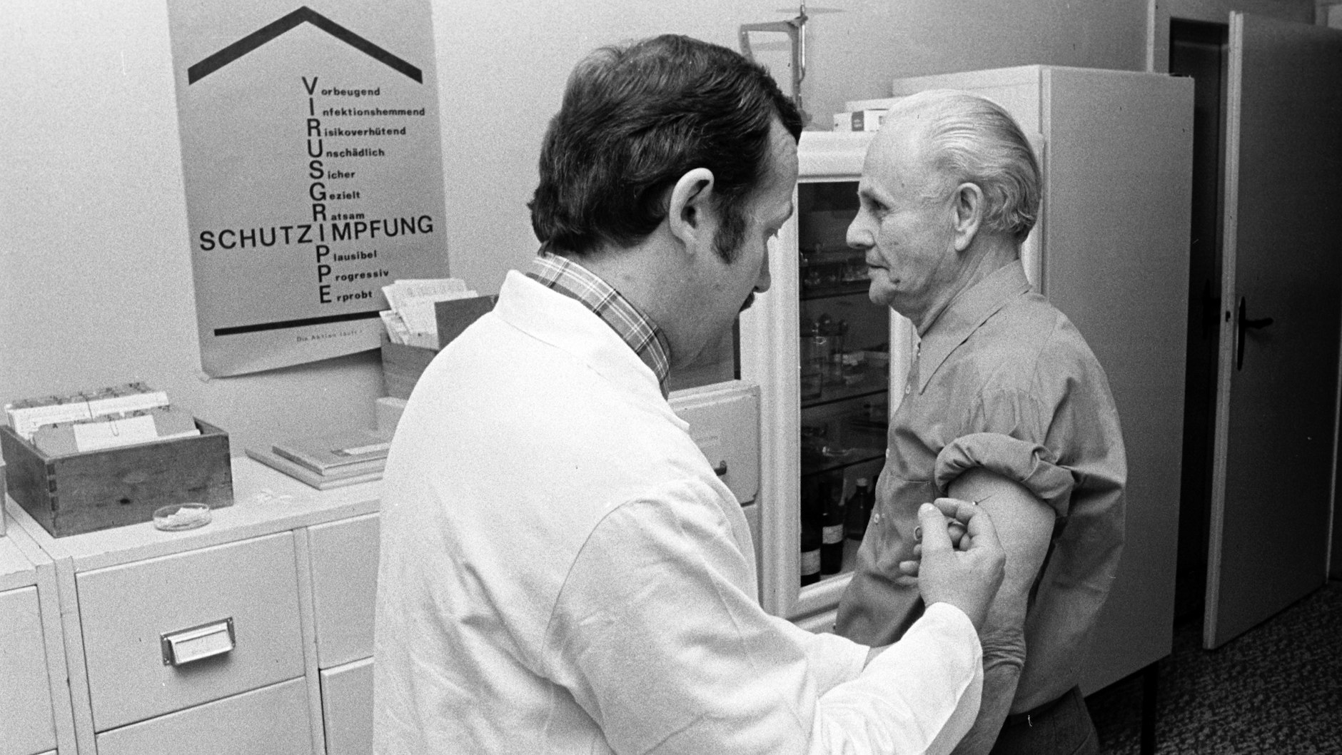 Piksen in einer DDR-Arztpraxis: Hier bekommt ein Mann seine Grippeschutzimpfung. Eine gesetzliche Impflicht gab es etwa gegen Tuberkulose, Kinderlähmung oder Masern.