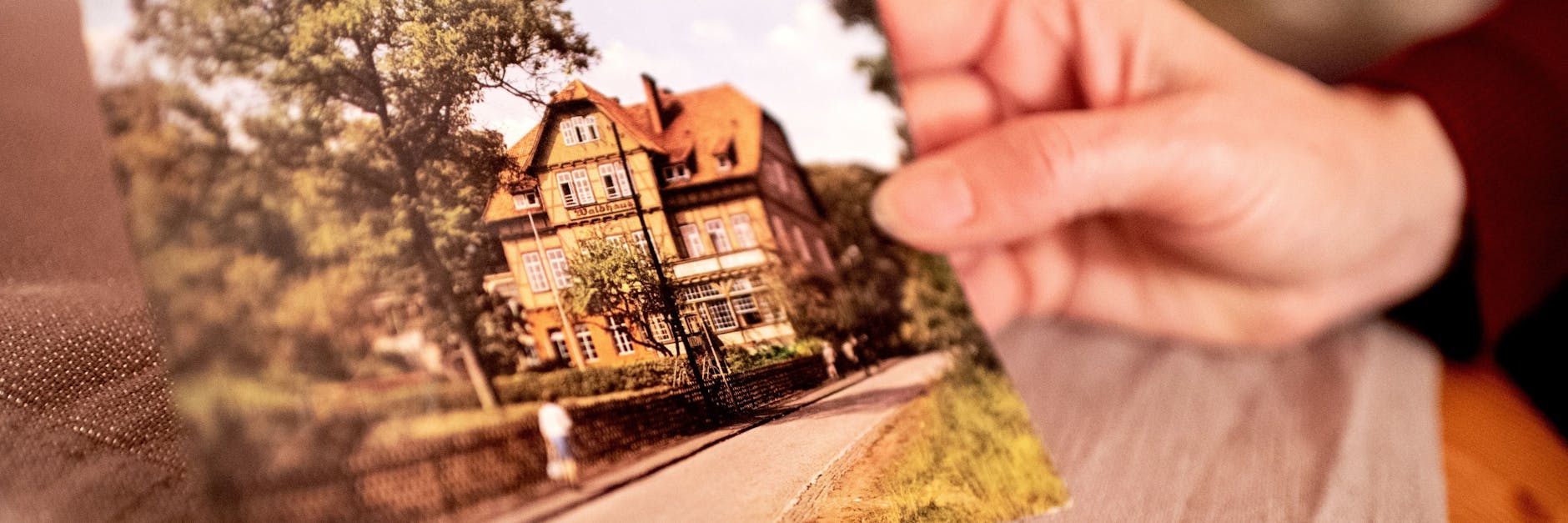 Die historische Postkarte zeigt die Kinderheilanstalt „Waldhaus“ in Bad Salzdetfurth. In diesem Heim und ähnlichen Einrichtungen soll es in der Nachkriegszeit zu Misshandlungen von Klein- und Schulkindern gekommen sein. 