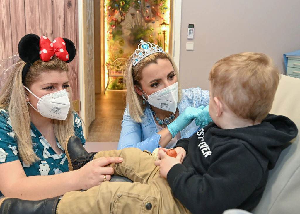 Kinder-Zahnärztin aus Wandlitz empfängt ihre kleinen Patienten als Eiskönigin
