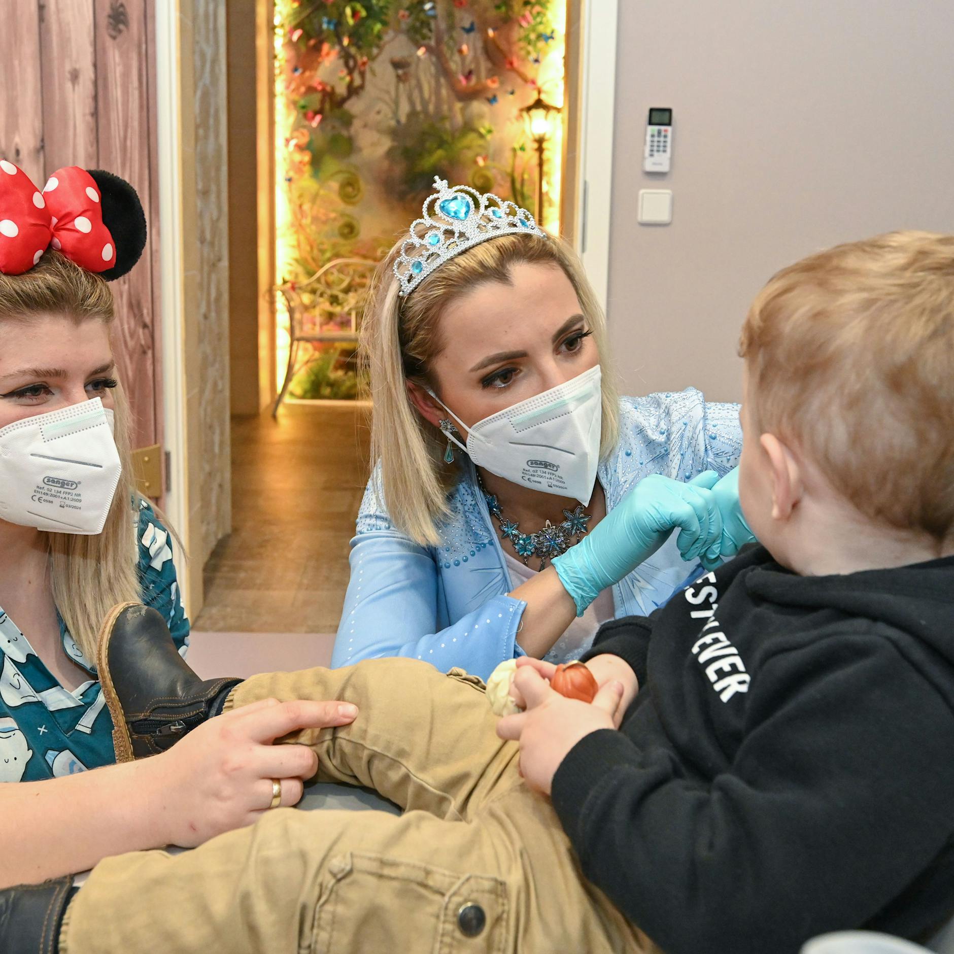 Kinder-Zahnärztin aus Wandlitz empfängt ihre kleinen Patienten als Eiskönigin