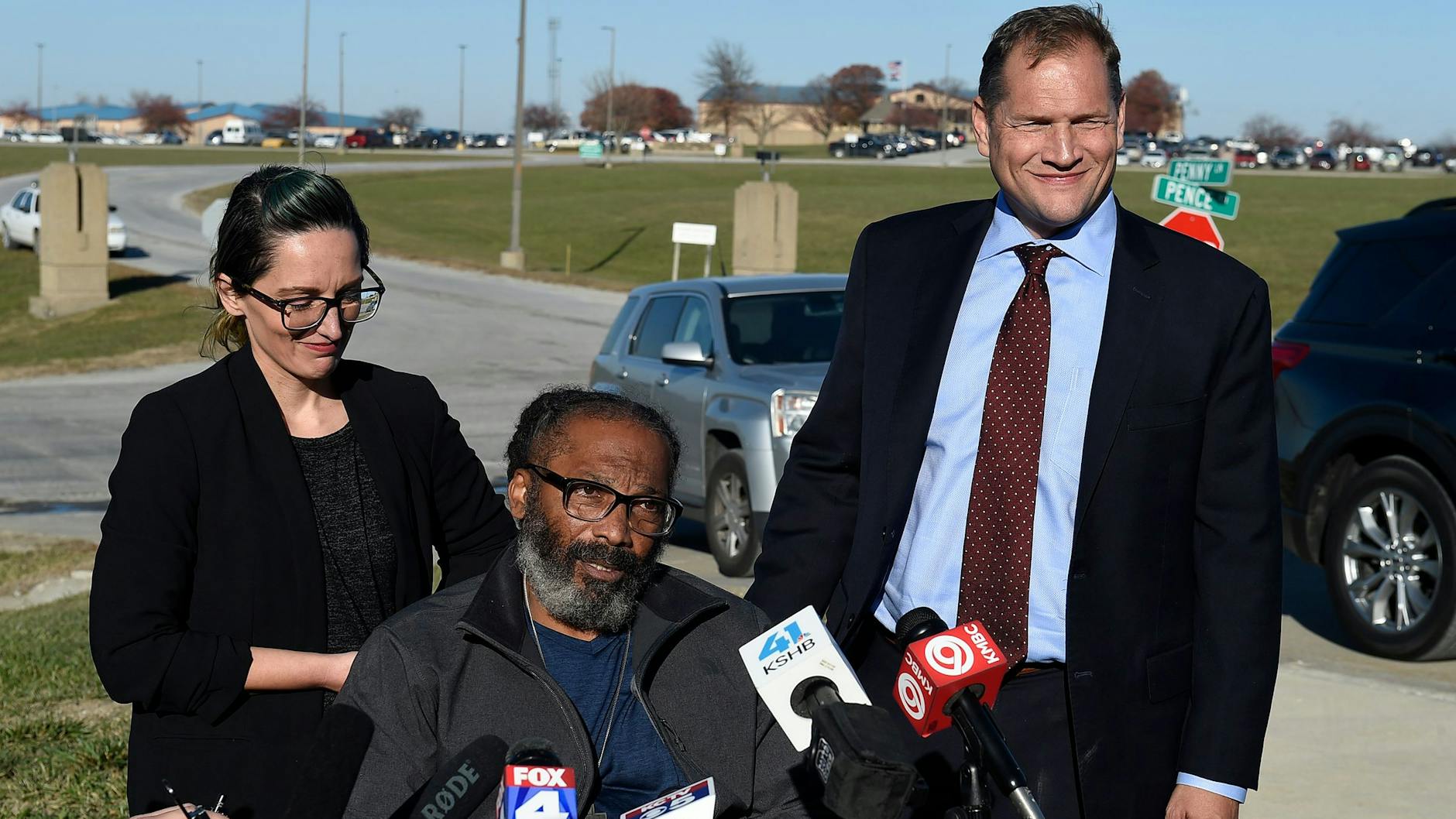 23.11.2021, USA, Cameron: Kevin Strickland spricht mit seinen Anwälten Tricia Rojo Bushnell (l.) und Robert Hoffman zu den Medien nach seiner Entlassung aus dem Gefängnis. Strickland saß rund 43 Jahre lang unschuldig in den USA hinter Gittern.