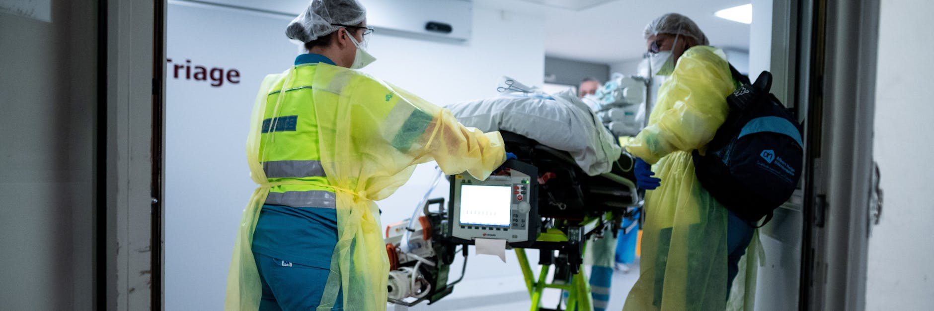 Ein Corona-Patient wird in eine andere Klinik verlegt.