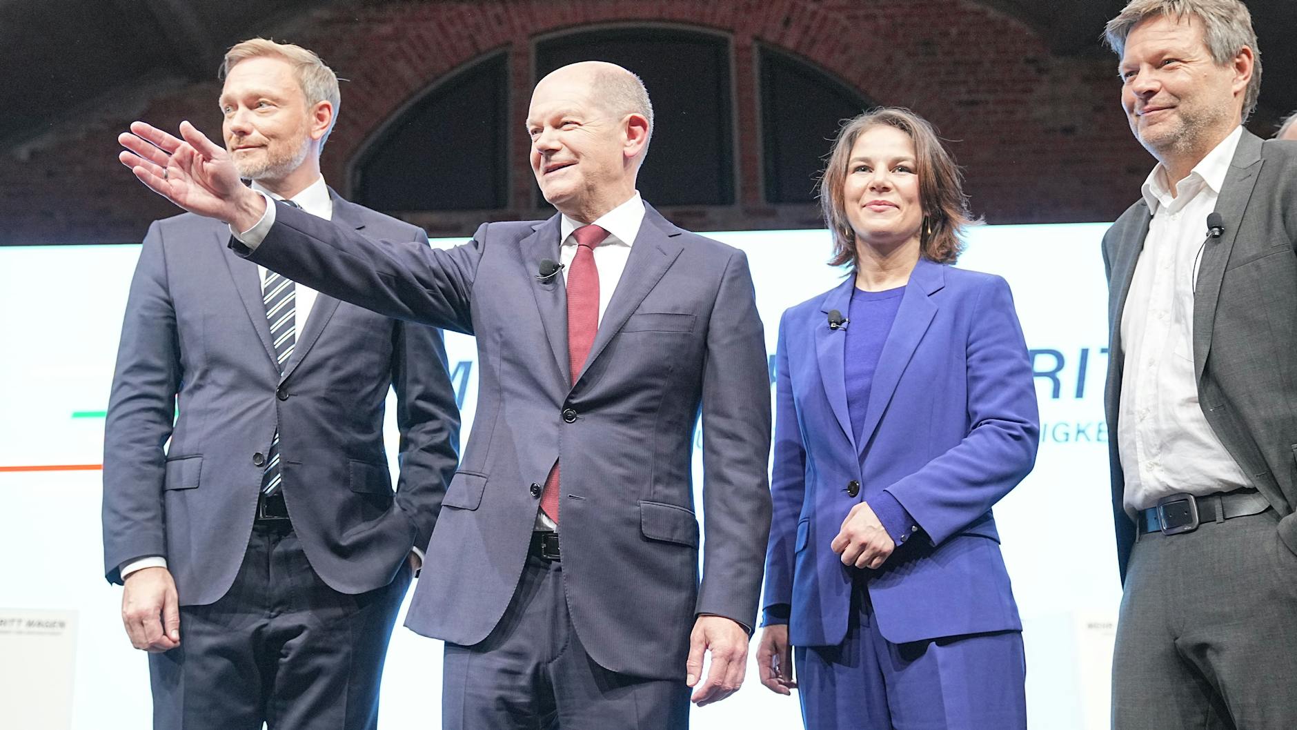 Christian Lindner, Olaf Scholz, Annalena Baerbock und Robert Habeck stellen den gemeinsamen Koalitionsvertrag der Ampel-Parteien für die künftige Bundesregierung vor. 