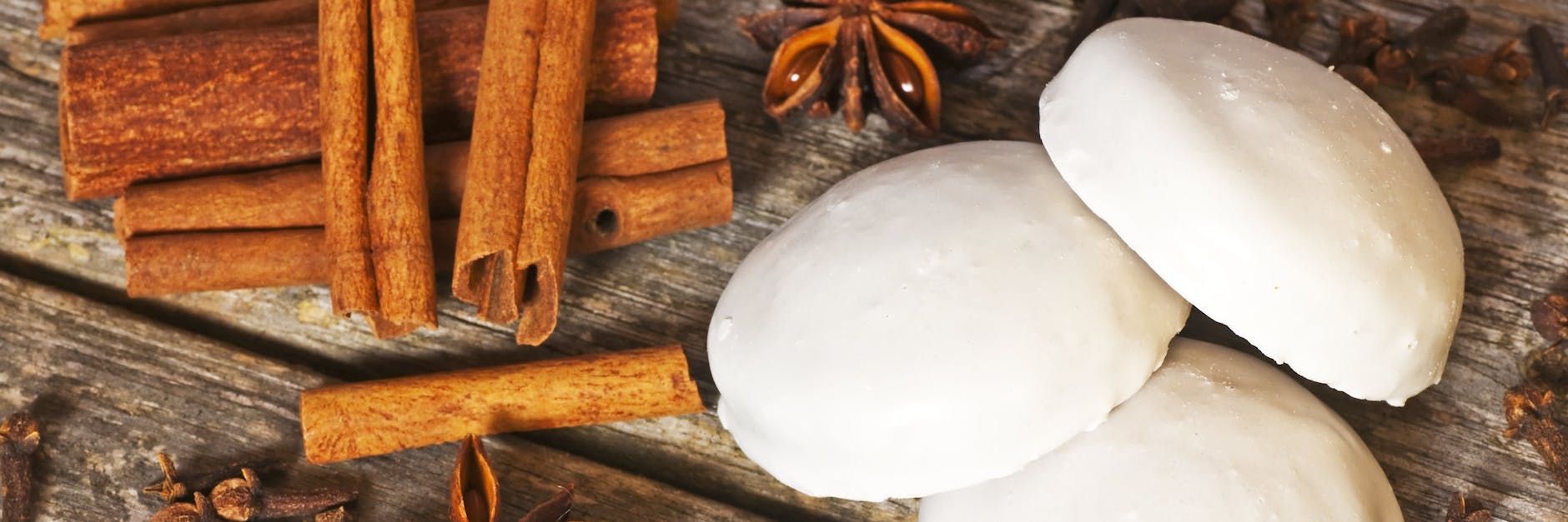 Pfeffernüsse sind ein traditionelles Weihnachtsgebäck - und stecken voller himmlischer Gewürze. Mit diesem Rezept kann jeder Peeffernüsse backen...