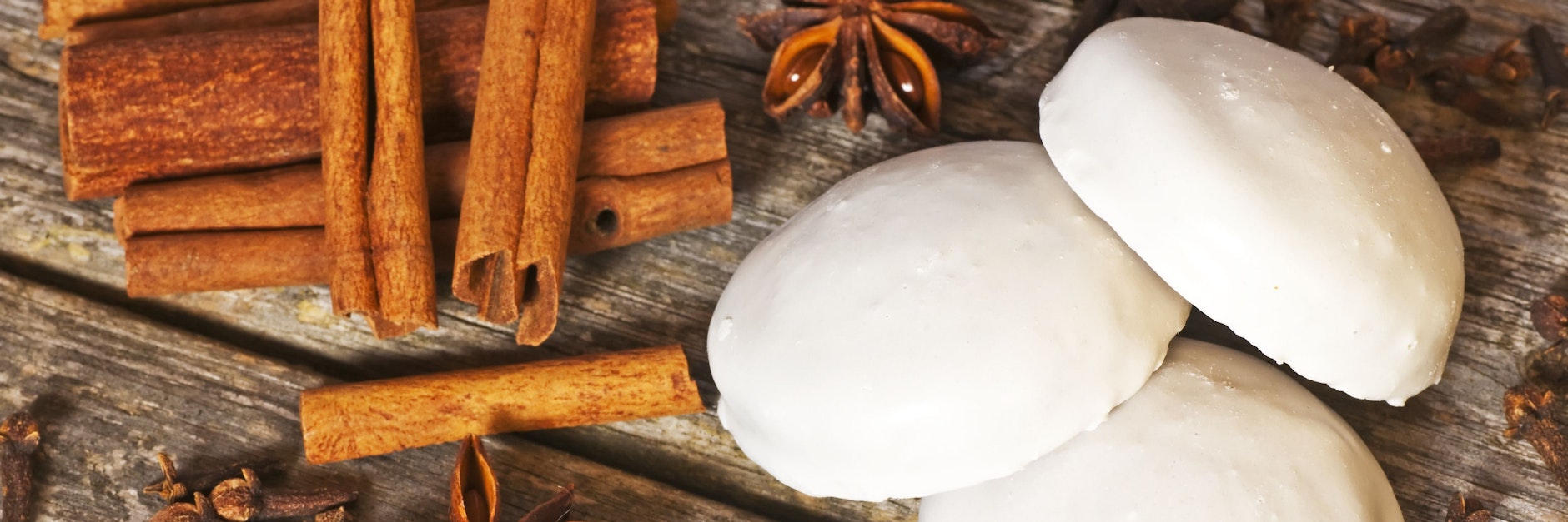 Pfeffernüsse sind ein traditionelles Weihnachtsgebäck - und stecken voller himmlischer Gewürze. Mit diesem Rezept kann jeder Peeffernüsse backen...