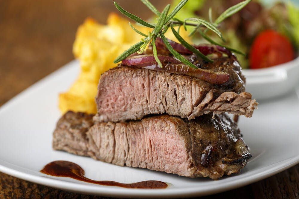 Leckeres Rezept für feinstes Rindersteak mit Schmorzwiebeln und ...