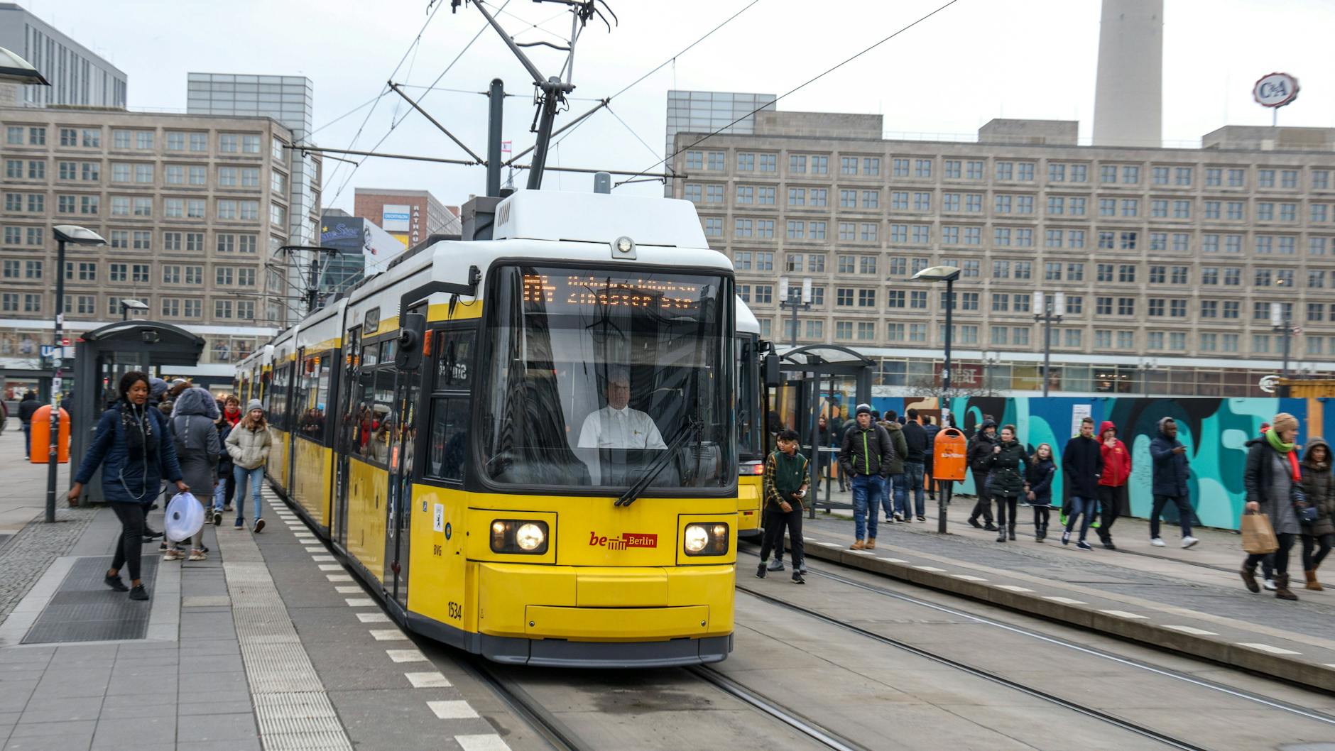 Die Linie M4 fährt verkürzt und endet an der Haltestelle S+U-Bahnhof Alexanderplatz/Dircksenstraße (Symbolbild).