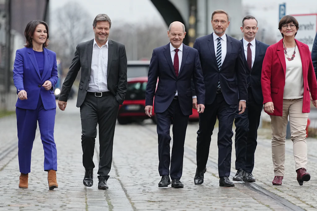 Geschafft: Der Koalitionsvertrag steht. Annalena Baerbock und Robert Habeck, Bundesvorsitzende von Bündnis 90/Die Grünen, Olaf Scholz, SPD-Kanzlerkandidat, Christian Lindner, Parteivorsitzender der FDP, Volker Wissing, FDP-Generalsekretär, und Saskia Esken, Bundesvorsitzende der SPD, auf dem Weg zur Pressekonferenz.