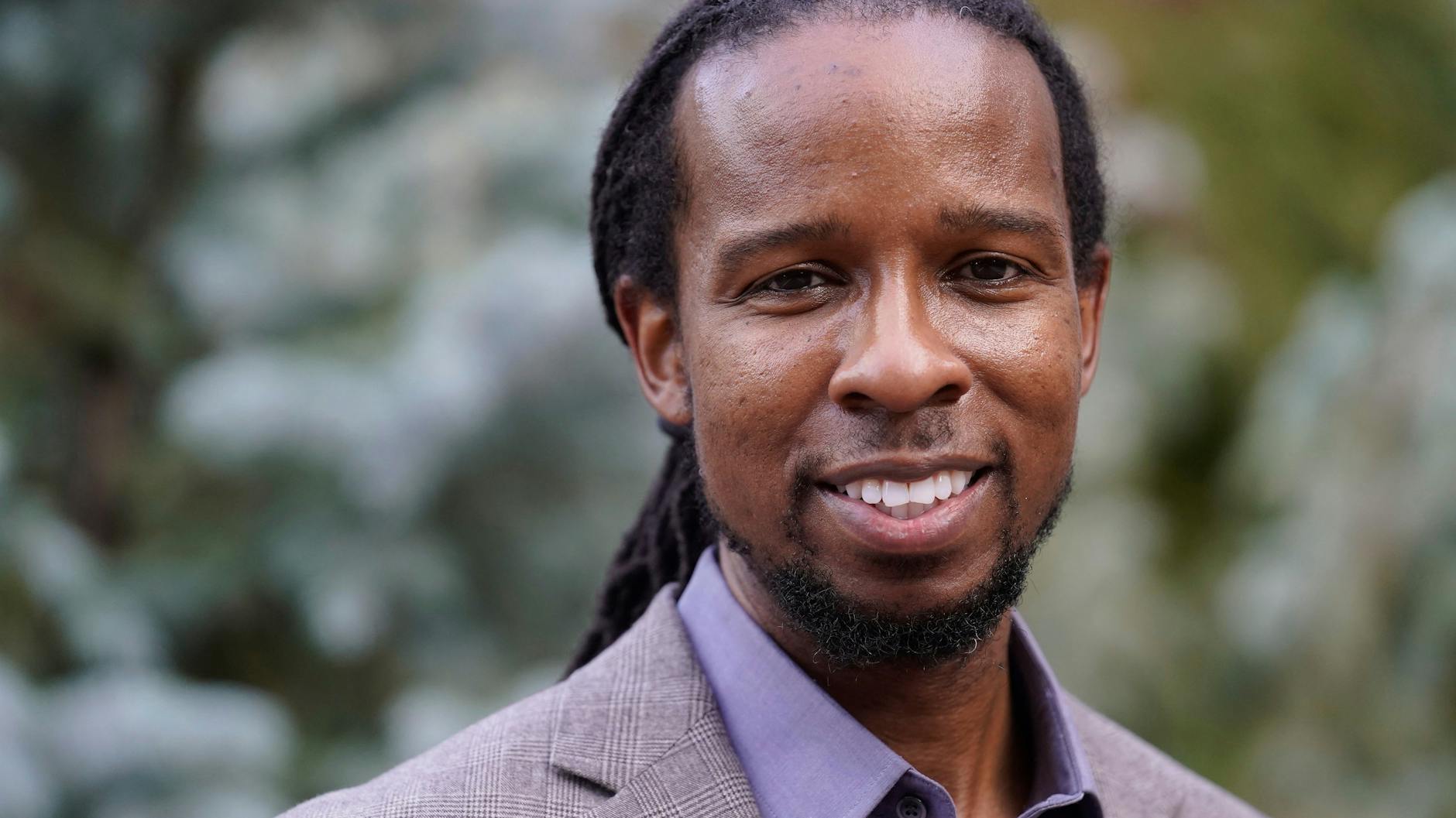 Der Autor Ibram X. Kendi. Er ist Autor des Buchs „How To Be an Antiracist“‚ dem „bisher mutigsten Buch über Rassismus im westlichen Denken“.