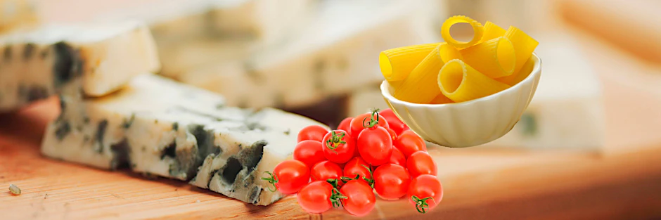 Gorgonzola, Tomaten und Rigatoni werden in der Pfanne zu einem schmackhaften Gericht.