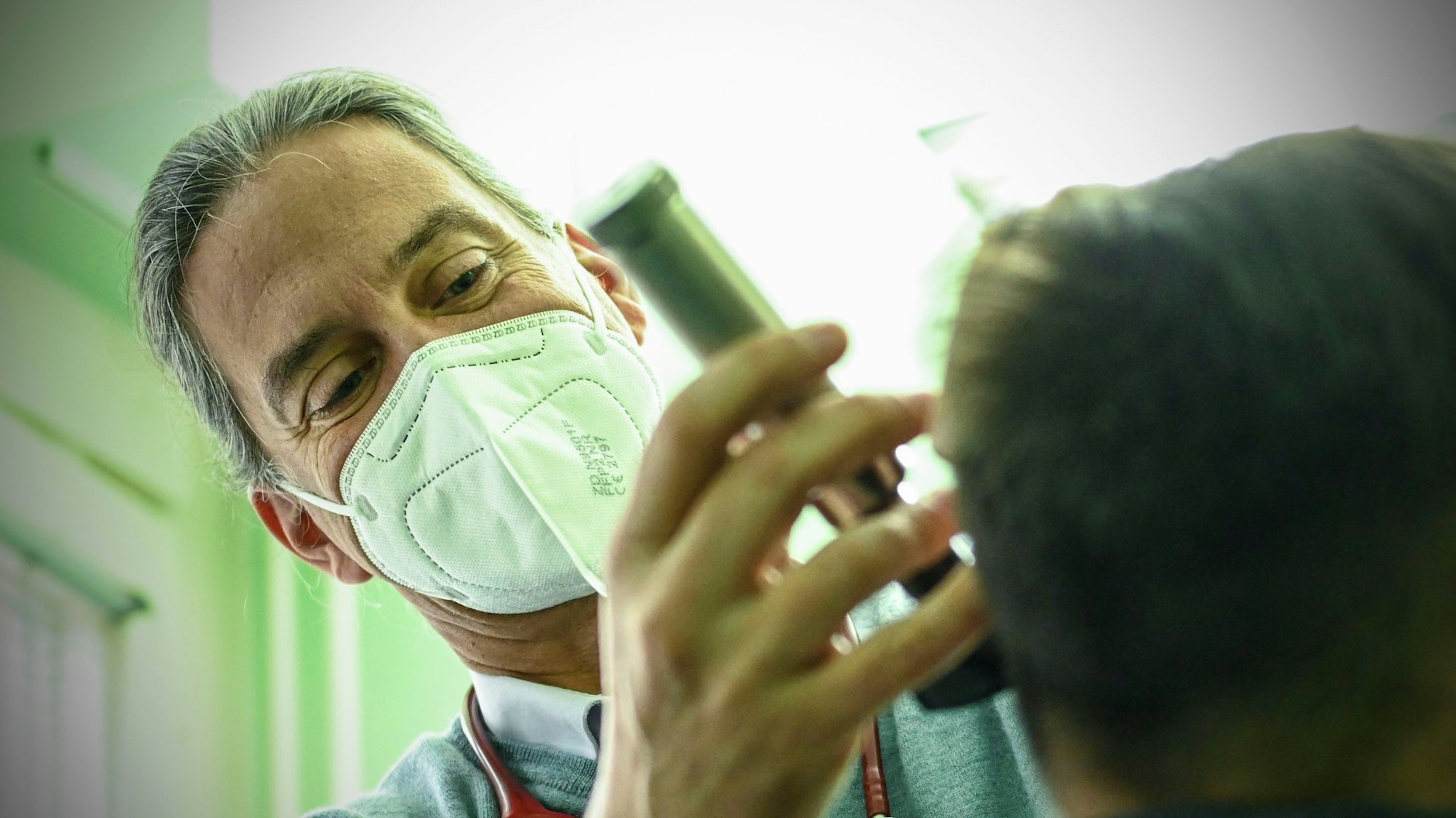 Kinderarzt Jakob Maske untersucht ein Kind. Sollte die Testpflicht für Eltern bleiben, sieht er sich gezwungen, seine Praxis zu schließen.